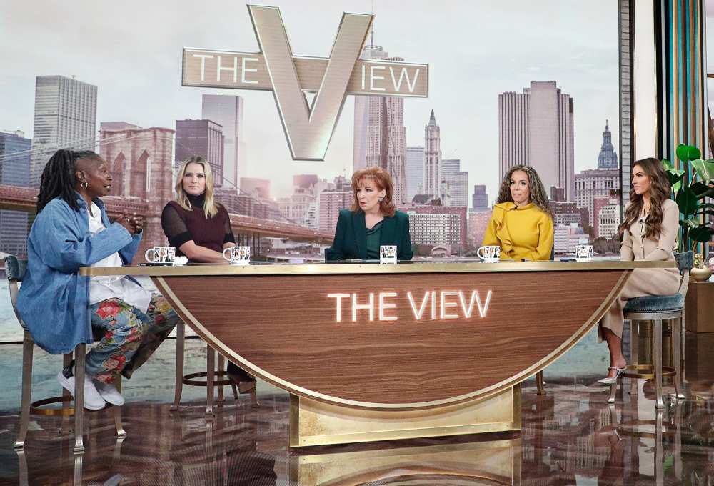 Знаменитости реагируют на арест и обвинение Дидди. The View Hosts